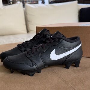 NWT💥 Nike Jordan Black and White Men’s Low-Cut Football Cleats